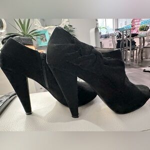Steve Madden booties with bow and zipper closing 🖤🎀 Suade. Used 🖤Y2K vintage